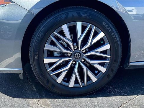 Used 2025 Nissan Altima 2.5 SV FWD image 9