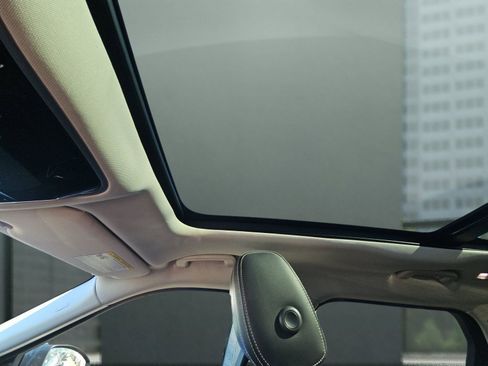 Used 2020 Land Rover Range Rover Velar S image 10