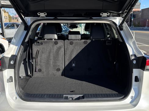 Used 2023 Toyota Highlander XLE image 8