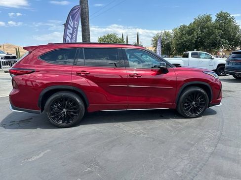 Used 2023 Toyota Highlander XSE FWD image 8