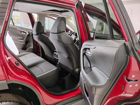 Used 2025 Toyota RAV4 XLE w/ Convenience Package image 33