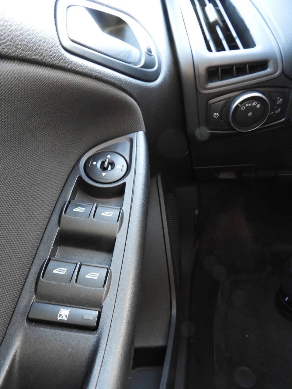 Used 2018 Ford Focus SE w/ Cold Weather Package FWD image 17