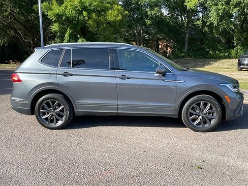 Used 2022 Volkswagen Tiguan SE FWD image 2