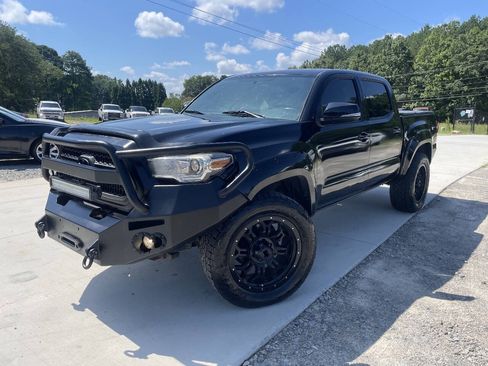Used 2017 Toyota Tacoma TRD Off-Road w/ Premium & Technology Package AWD/4WD image 2