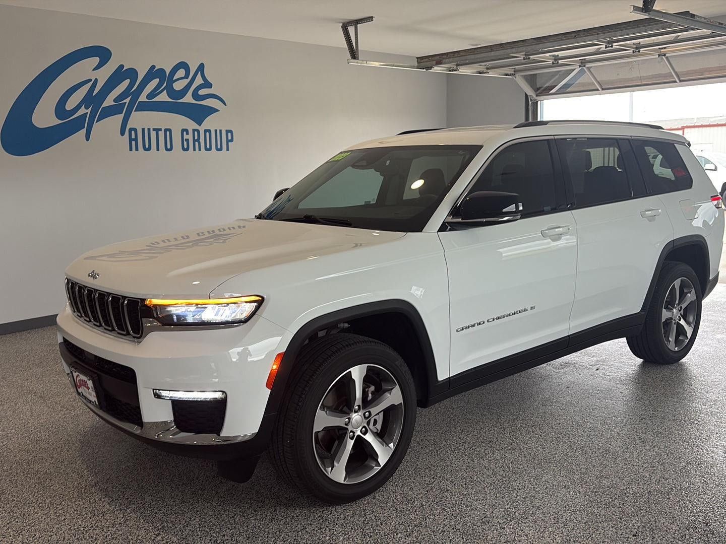 Used 2023 Jeep Grand Cherokee L Limited w/ Trailer Tow Group (B) AWD/4WD image 1