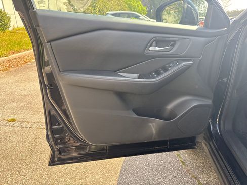 Used 2025 Nissan Rogue SV image 10