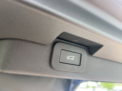 Used 2025 Land Rover Discovery Dynamic SE AWD/4WD image 33