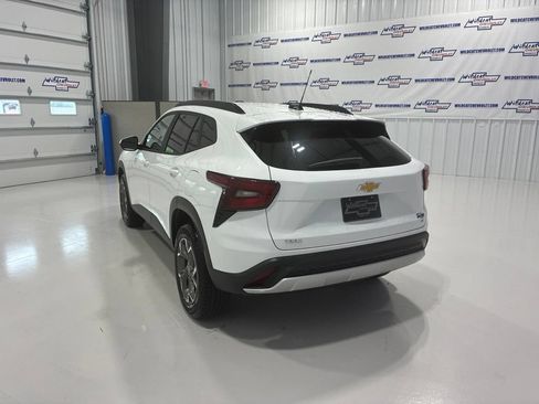 Used 2025 Chevrolet Trax LT FWD image 4