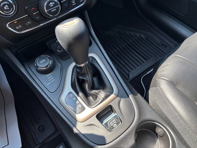 Used 2018 Jeep Cherokee Limited AWD/4WD image 18