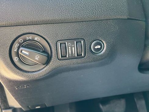 Used 2011 Chrysler 300 Limited RWD image 23