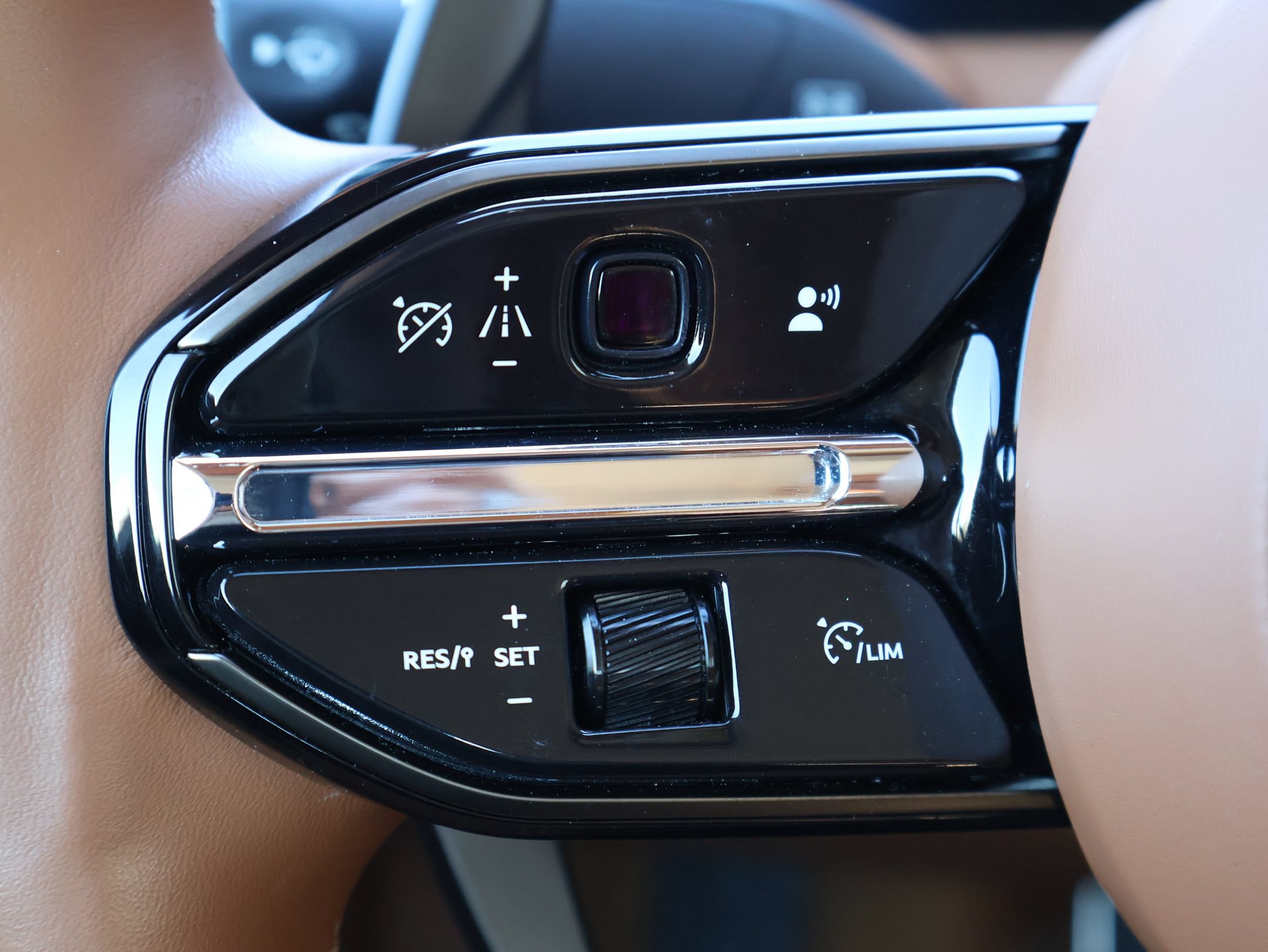 Used 2024 Aston Martin DB12 Convertible RWD image 15