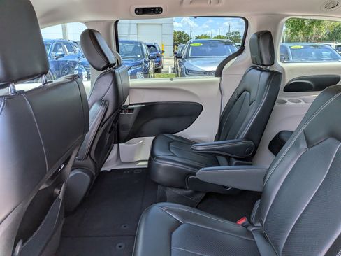 Used 2023 Chrysler Pacifica Touring-L FWD image 16