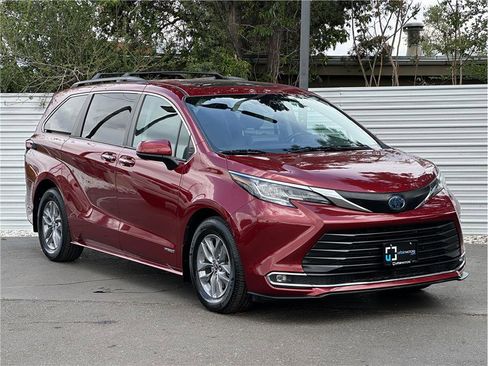 Used 2021 Toyota Sienna XLE AWD/4WD image 8