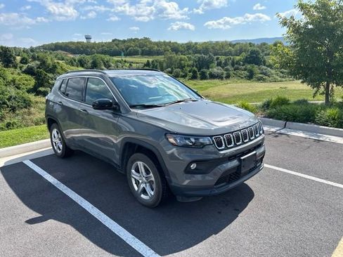Used 2023 Jeep Compass Latitude w/ Sun and Sound Group AWD/4WD image 7