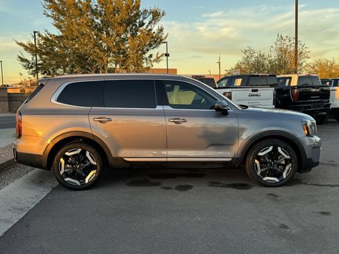 Used 2024 Kia Telluride EX image 2