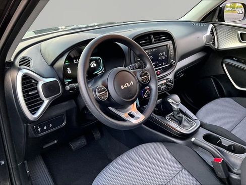 Used 2023 Kia Soul LX w/ LX Technology Package image 13