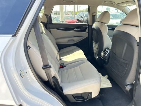 Used 2020 Kia Sorento LX FWD image 13