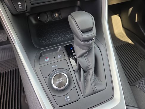 Certified 2025 Toyota RAV4 LE image 28