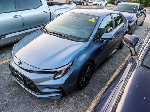 Used 2023 Toyota Corolla SE FWD image 3