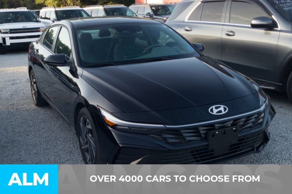 Used 2025 Hyundai Elantra SEL FWD image 2