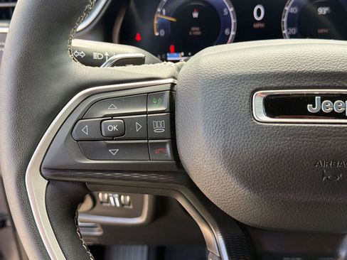 Used 2025 Jeep Grand Cherokee Altitude RWD image 18