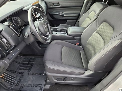 Used 2024 Nissan Pathfinder SV image 11