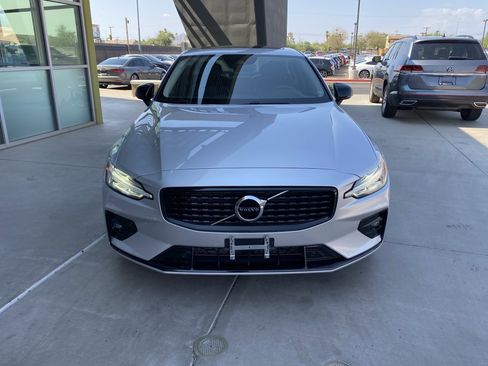 Used 2022 Volvo S60 B5 Momentum w/ Premium Package image 7