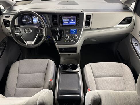 Used 2020 Toyota Sienna LE w/ Carpet Mat Package FWD image 16