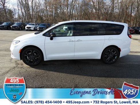 New 2026 Chrysler Pacifica Select image 2