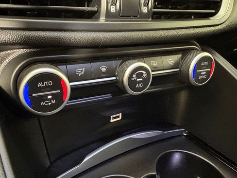 Used 2019 Alfa Romeo Giulia image 34