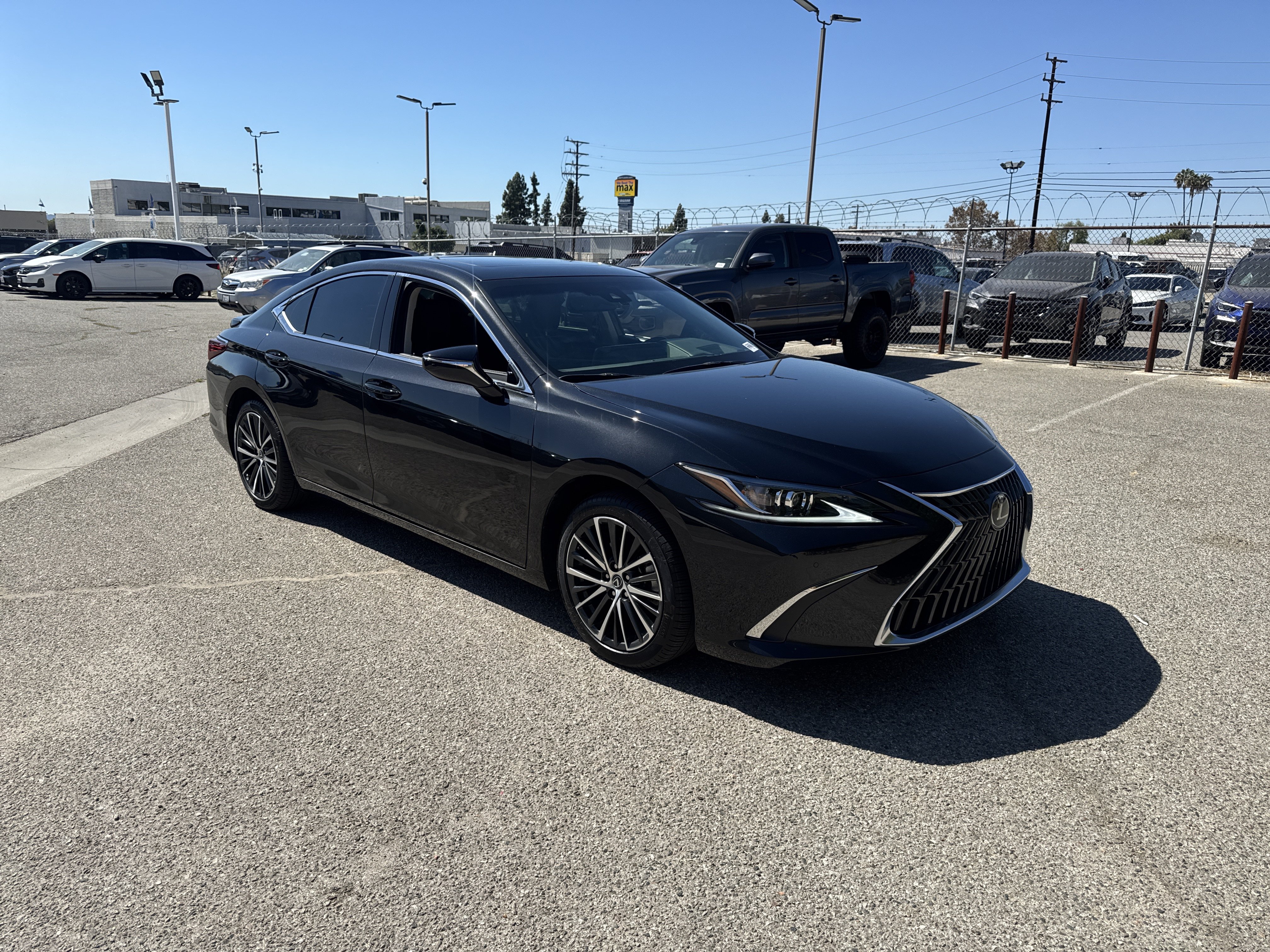 Used 2024 Lexus ES 300h w/ Premium Package FWD image 2
