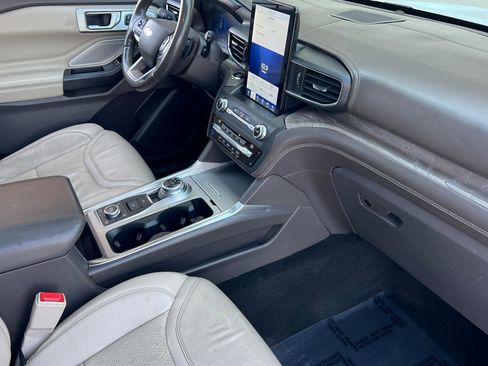 Used 2020 Ford Explorer Platinum w/ Premium Technology Package image 17