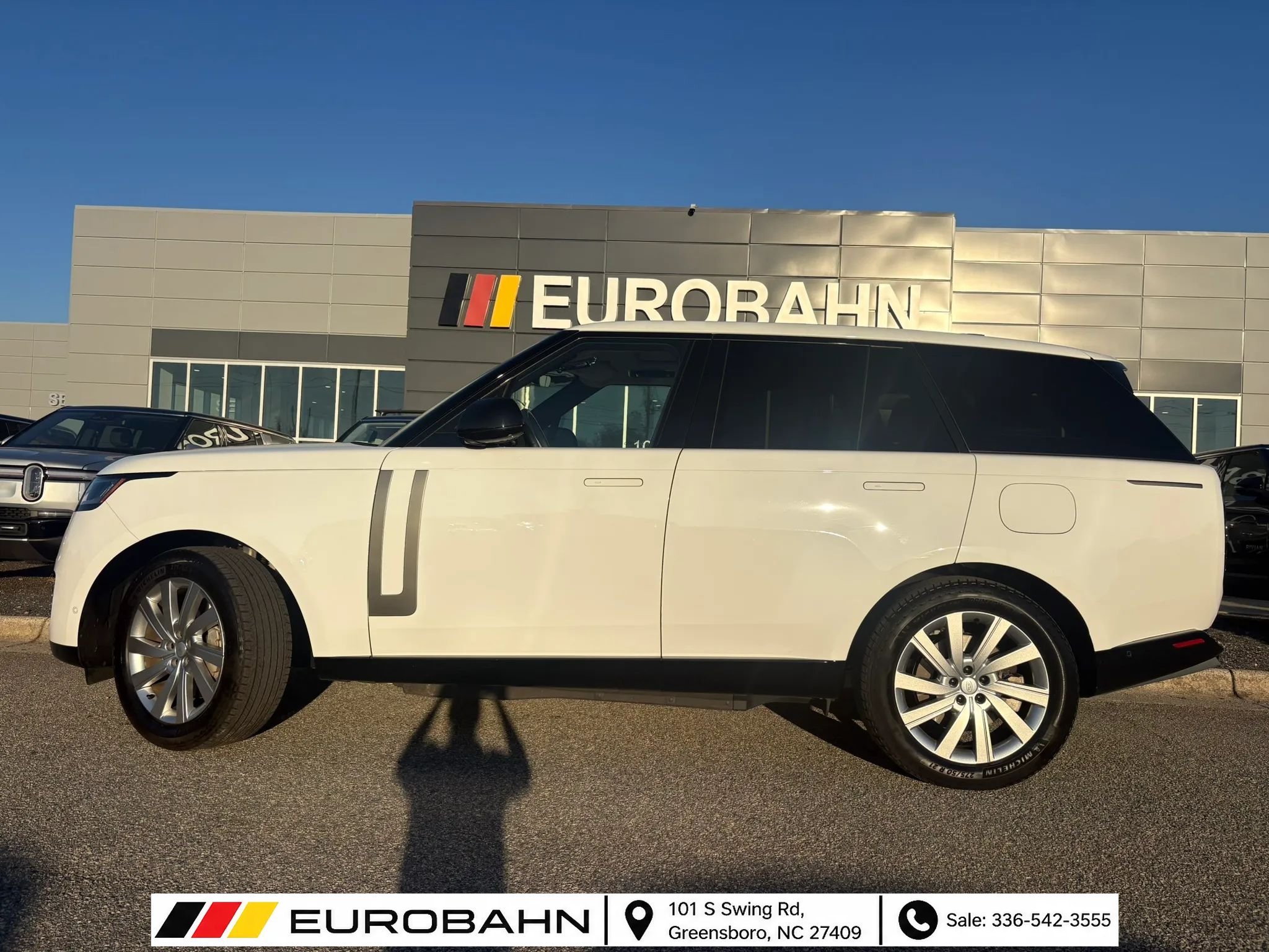 Used 2025 Land Rover Range Rover SE AWD/4WD image 2