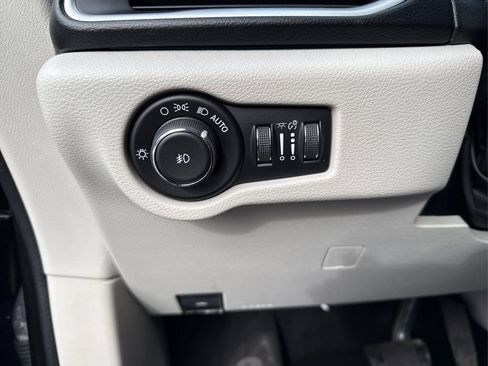 Used 2017 Chrysler Pacifica Touring-L image 25