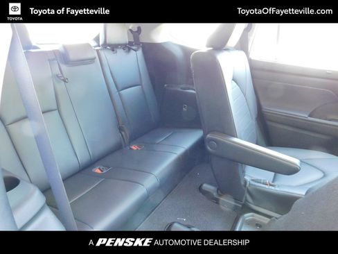 Used 2023 Toyota Highlander XLE AWD/4WD image 5