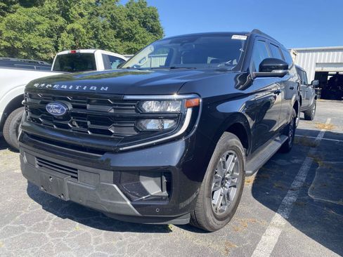Used 2025 Ford Expedition Active RWD image 3