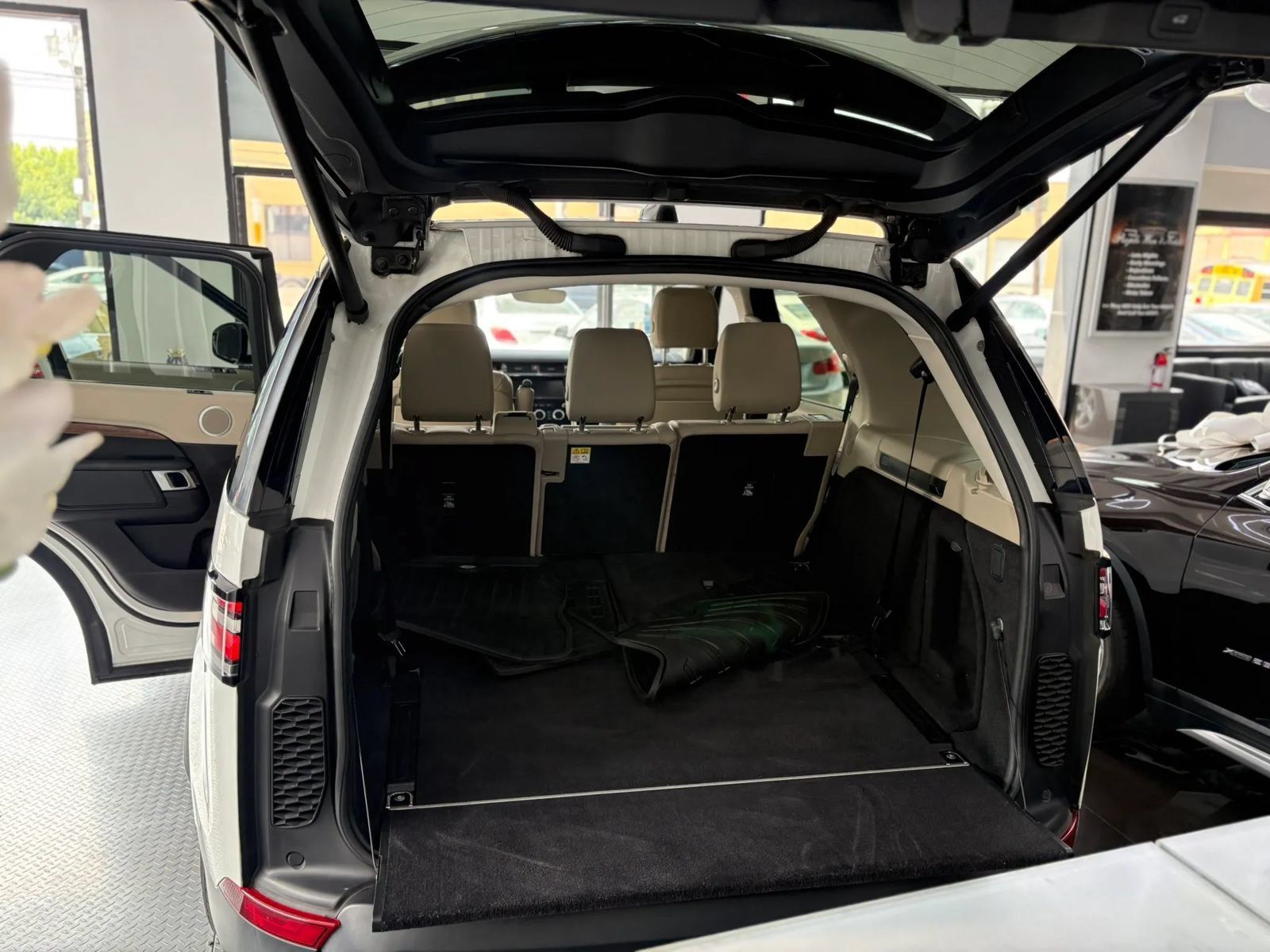 Used 2017 Land Rover Discovery HSE AWD/4WD image 12