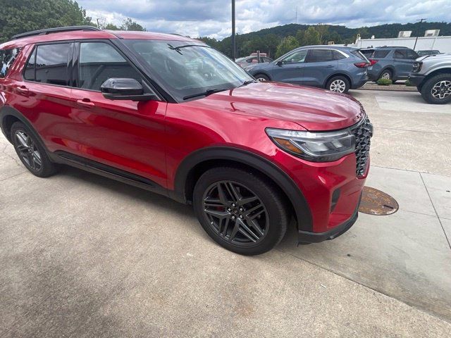Used 2025 Ford Explorer ST AWD/4WD image 2