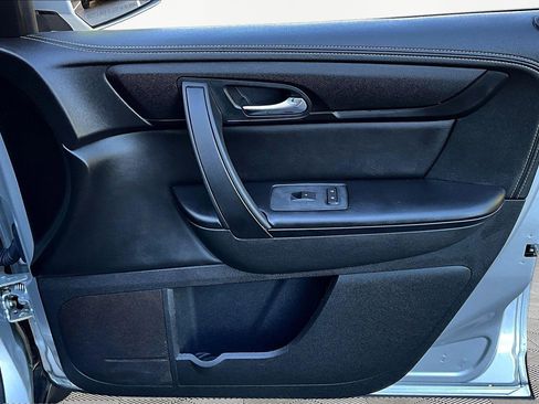 Used 2016 Chevrolet Traverse LT w/ Style and Technology Package FWD image 28