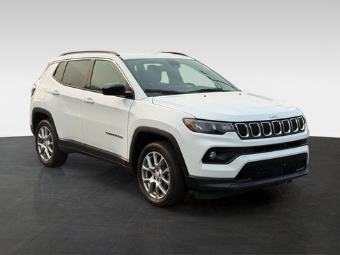 Used 2023 Jeep Compass Latitude AWD/4WD image 3