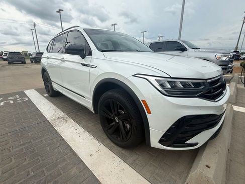 Used 2024 Volkswagen Tiguan SE R-Line AWD/4WD image 4