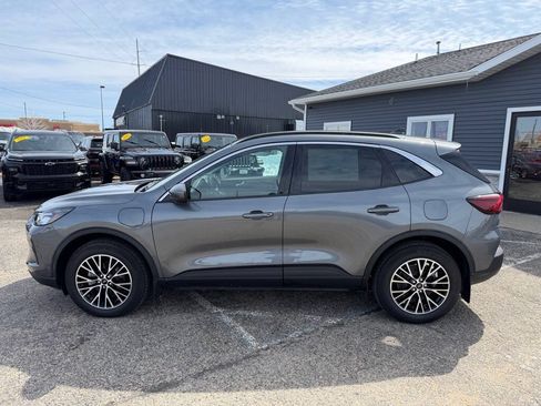 Used 2024 Ford Escape SE w/ Class II Trailer Tow Package FWD image 2