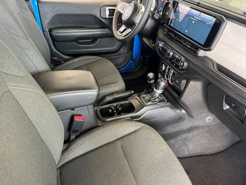 Used 2024 Jeep Wrangler Unlimited Sahara w/ Technology Group AWD/4WD image 17