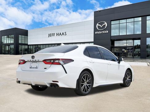 Used 2023 Toyota Camry SE FWD image 3