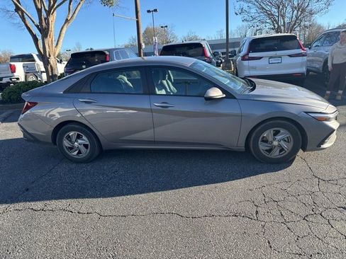 Used 2024 Hyundai Elantra SE image 5
