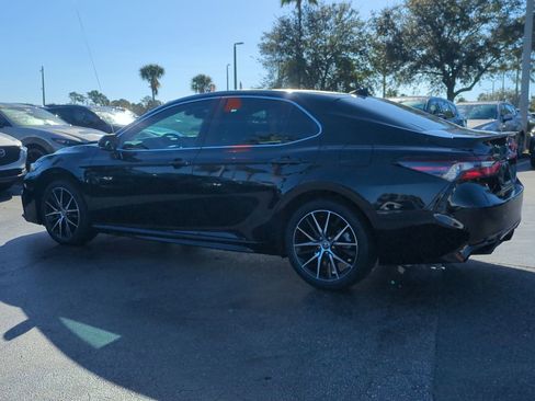 Used 2024 Toyota Camry SE image 6