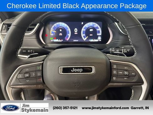 Used 2024 Jeep Grand Cherokee Limited w/ Black Appearance Package AWD/4WD image 16