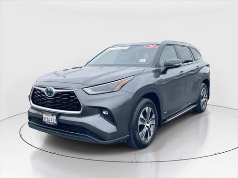 Certified 2024 Toyota Highlander XLE AWD/4WD image 1