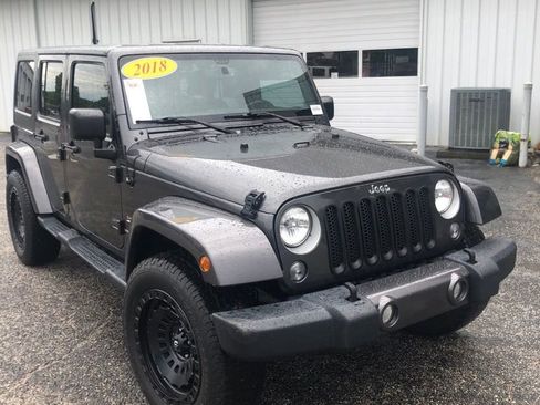 Used 2018 Jeep Wrangler Unlimited Sahara w/ Dual Top Group AWD/4WD image 26