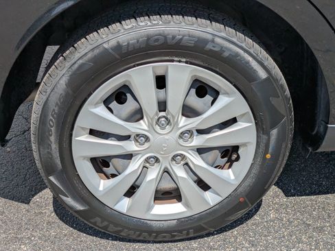 Certified 2024 Kia Soul LX FWD image 8